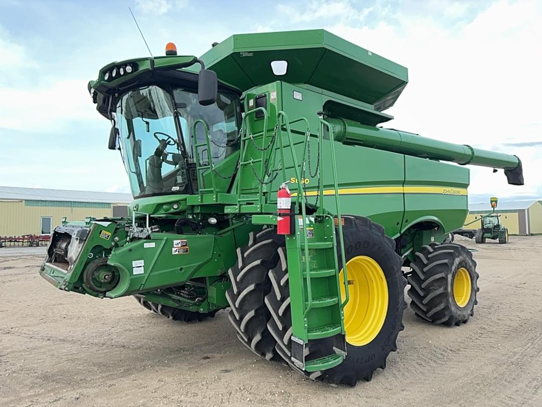 Image of John Deere S690 Primary image