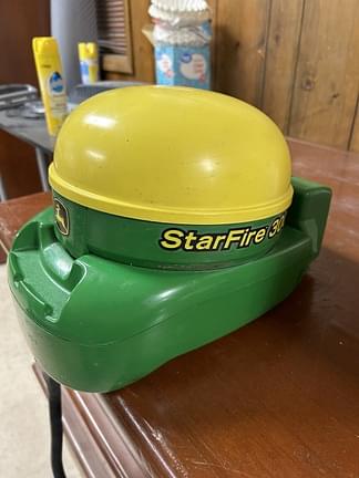 Image of John Deere StarFire 3000 equipment image 4