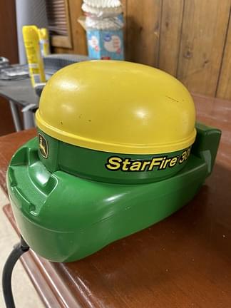 Image of John Deere StarFire 3000 equipment image 4