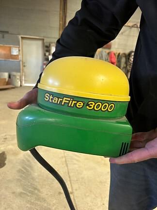 Image of John Deere StarFire 3000 equipment image 2