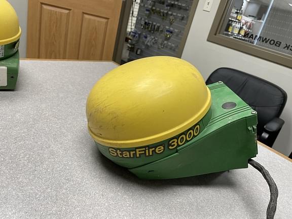 Image of John Deere StarFire 3000 equipment image 2