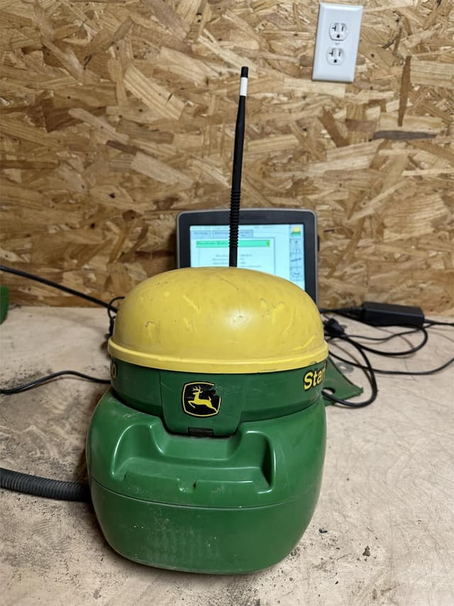 Image of John Deere StarFire 3000 equipment image 2