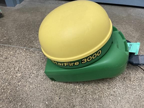 Image of John Deere StarFire 3000 equipment image 3