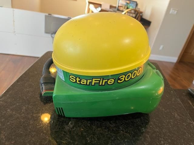Image of John Deere StarFire 3000 equipment image 2