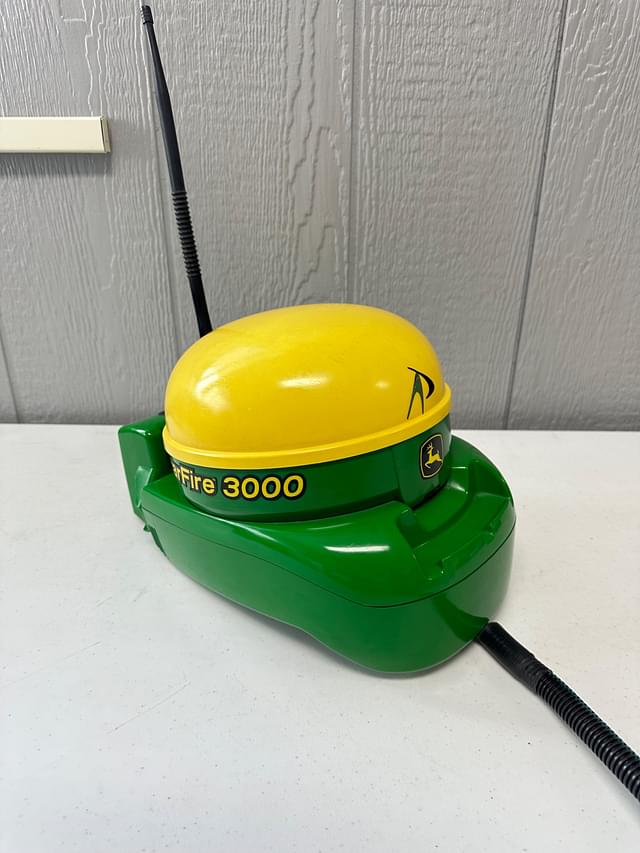 Image of John Deere StarFire 3000 equipment image 3