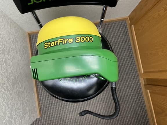 Image of John Deere StarFire 3000 equipment image 2