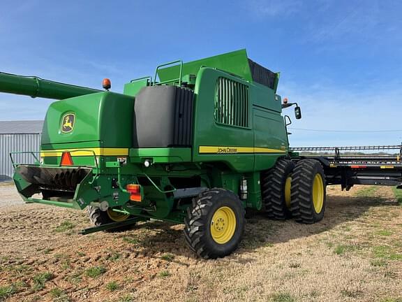 Image of John Deere T670 equipment image 4