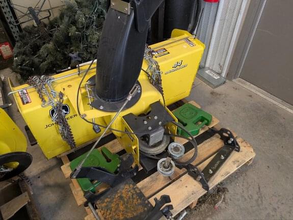 Image of John Deere X304 equipment image 4