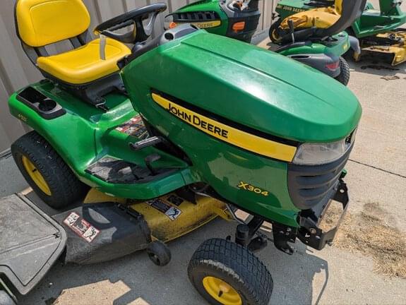 Image of John Deere X304 equipment image 1
