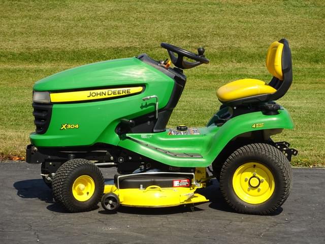 Image of John Deere X304 equipment image 1