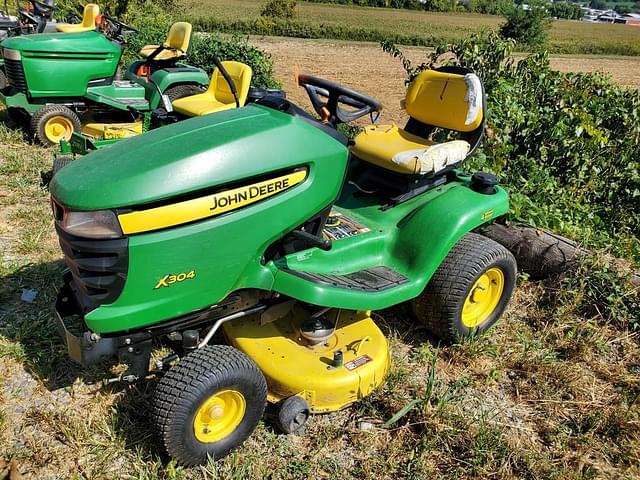 Image of John Deere X304 equipment image 1