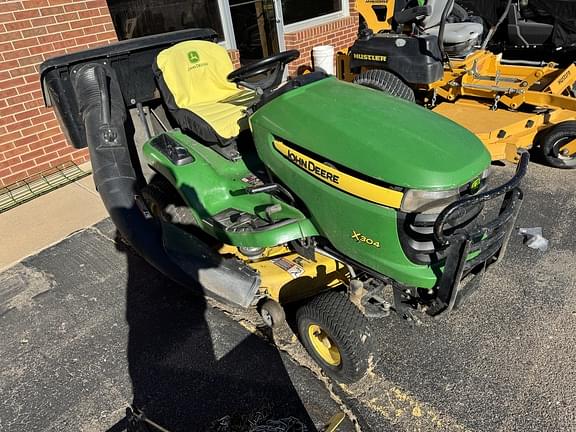 Image of John Deere X304 equipment image 1