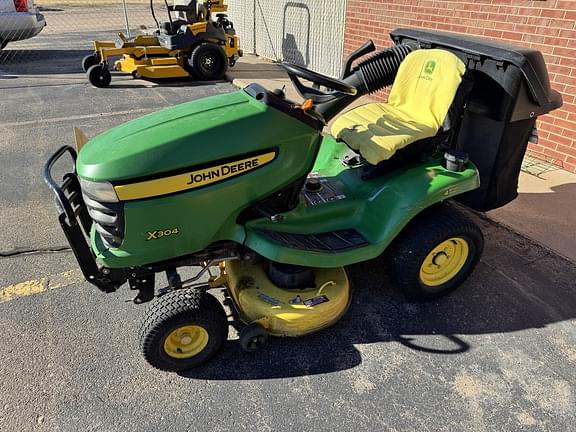 Image of John Deere X304 equipment image 3