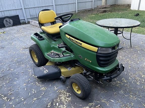 Image of John Deere X304 equipment image 1
