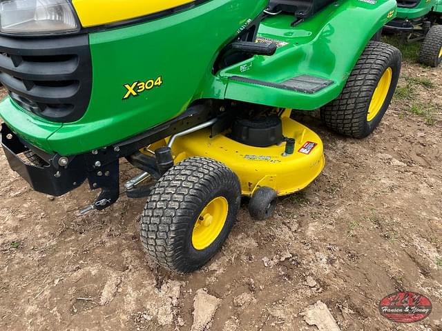 Image of John Deere X304 equipment image 1