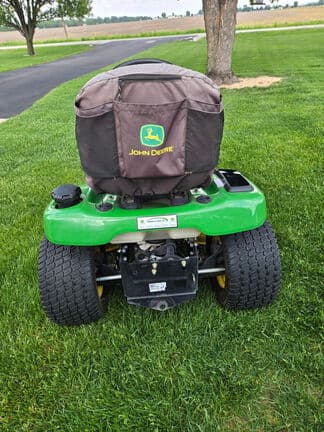 Image of John Deere X324 equipment image 2
