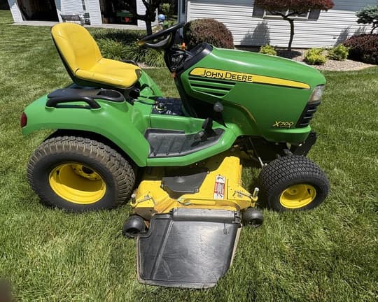 Image of John Deere X700 equipment image 1