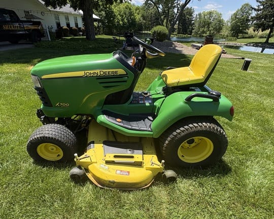 Main image John Deere X700