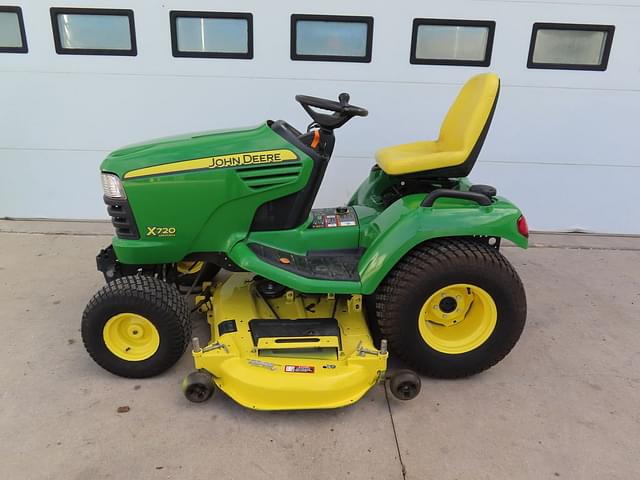 Image of John Deere X720 equipment image 1