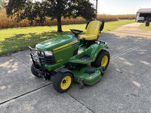 Image of John Deere X720 equipment image 2