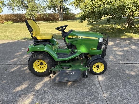 Image of John Deere X720 equipment image 4