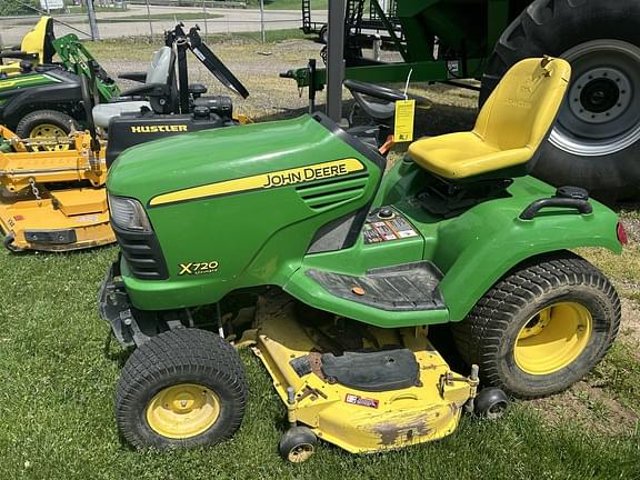 Image of John Deere X720 equipment image 1