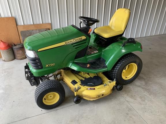 Image of John Deere X720 equipment image 1