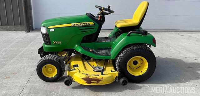 Image of John Deere X720 equipment image 1