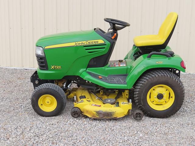 Image of John Deere X724 equipment image 1