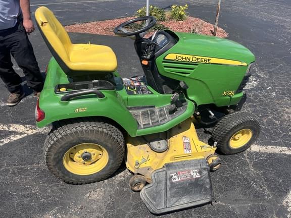 Image of John Deere X724 equipment image 1