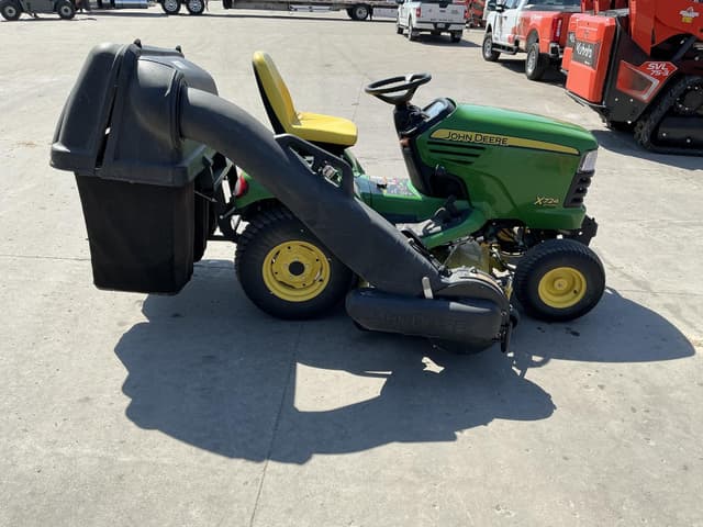 Image of John Deere X724 equipment image 2