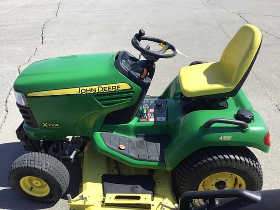 Image of John Deere X724 equipment image 3