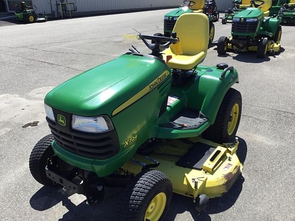 Image of John Deere X724 equipment image 1