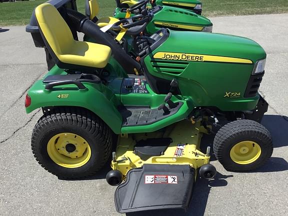 Image of John Deere X724 equipment image 2
