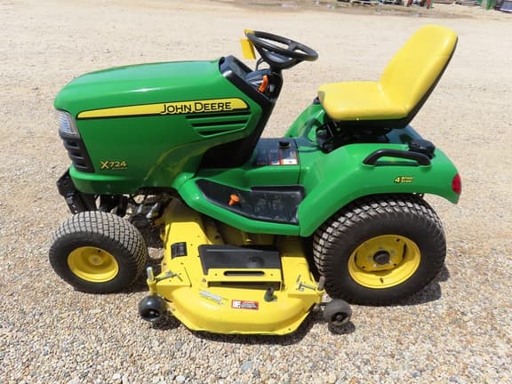 Image of John Deere X724 equipment image 3