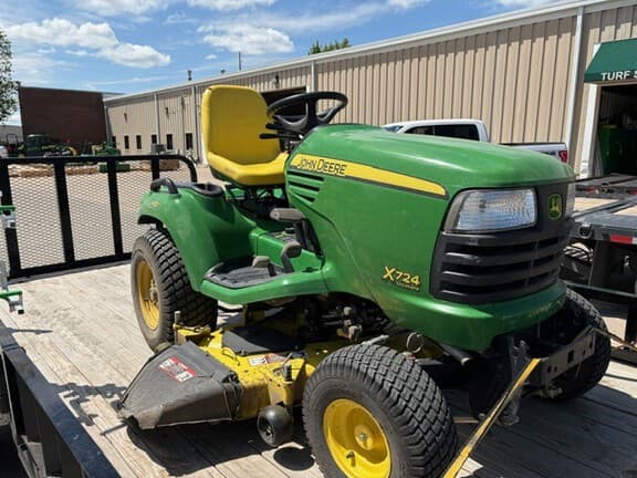 Image of John Deere X724 equipment image 2