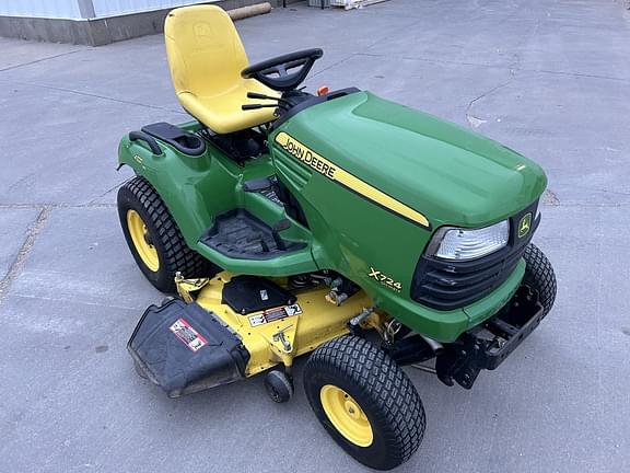 Image of John Deere X724 equipment image 1