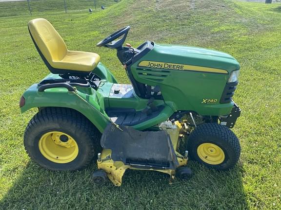 Image of John Deere X740 equipment image 1
