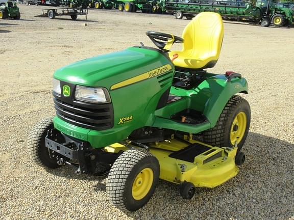 Image of John Deere X744 equipment image 4