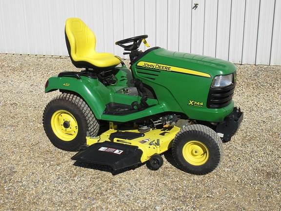 Image of John Deere X744 Primary image