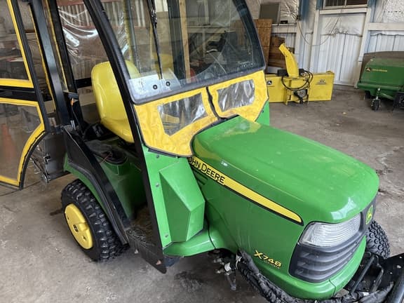 Image of John Deere X748 equipment image 1