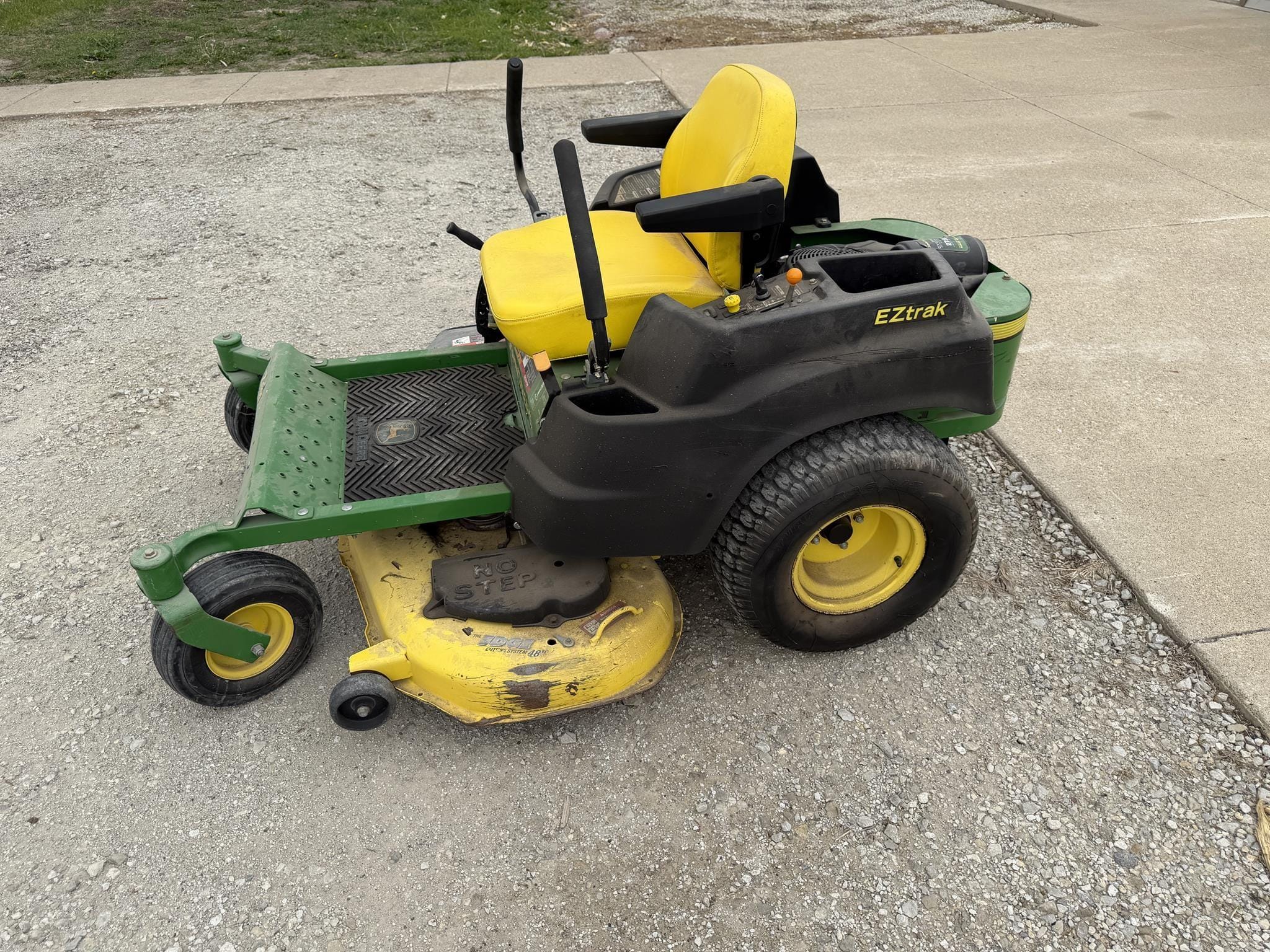 2012 John Deere Z445 Equipment Image0