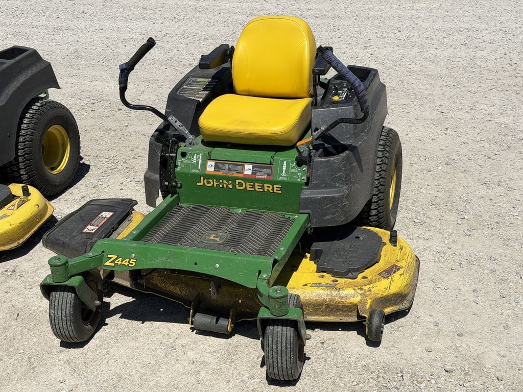 2012 John Deere Z445 Equipment Image0