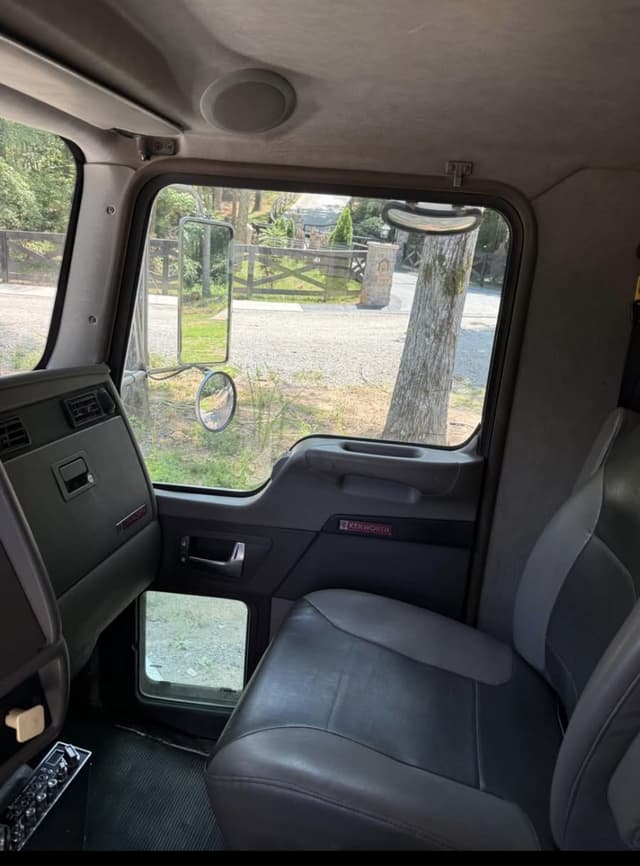 Image of Kenworth T370 equipment image 4