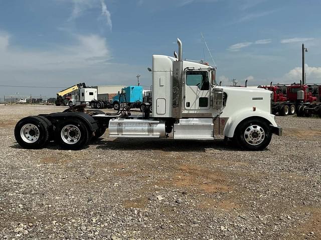 Image of Kenworth W900 equipment image 3