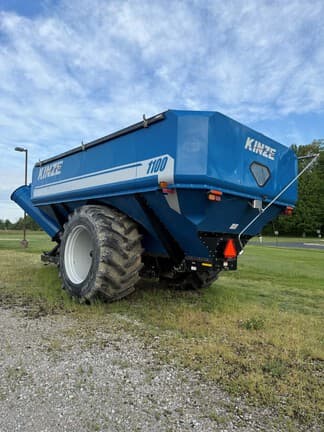 Image of Kinze 1100 equipment image 4
