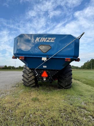 Image of Kinze 1100 equipment image 3