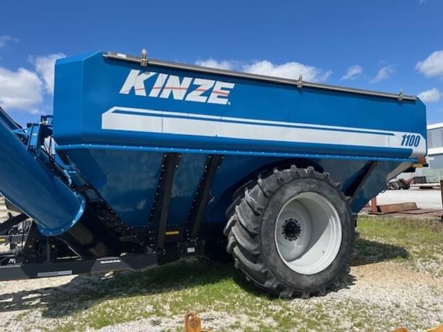 Image of Kinze 1100 equipment image 1