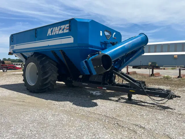 Image of Kinze 1100 equipment image 2