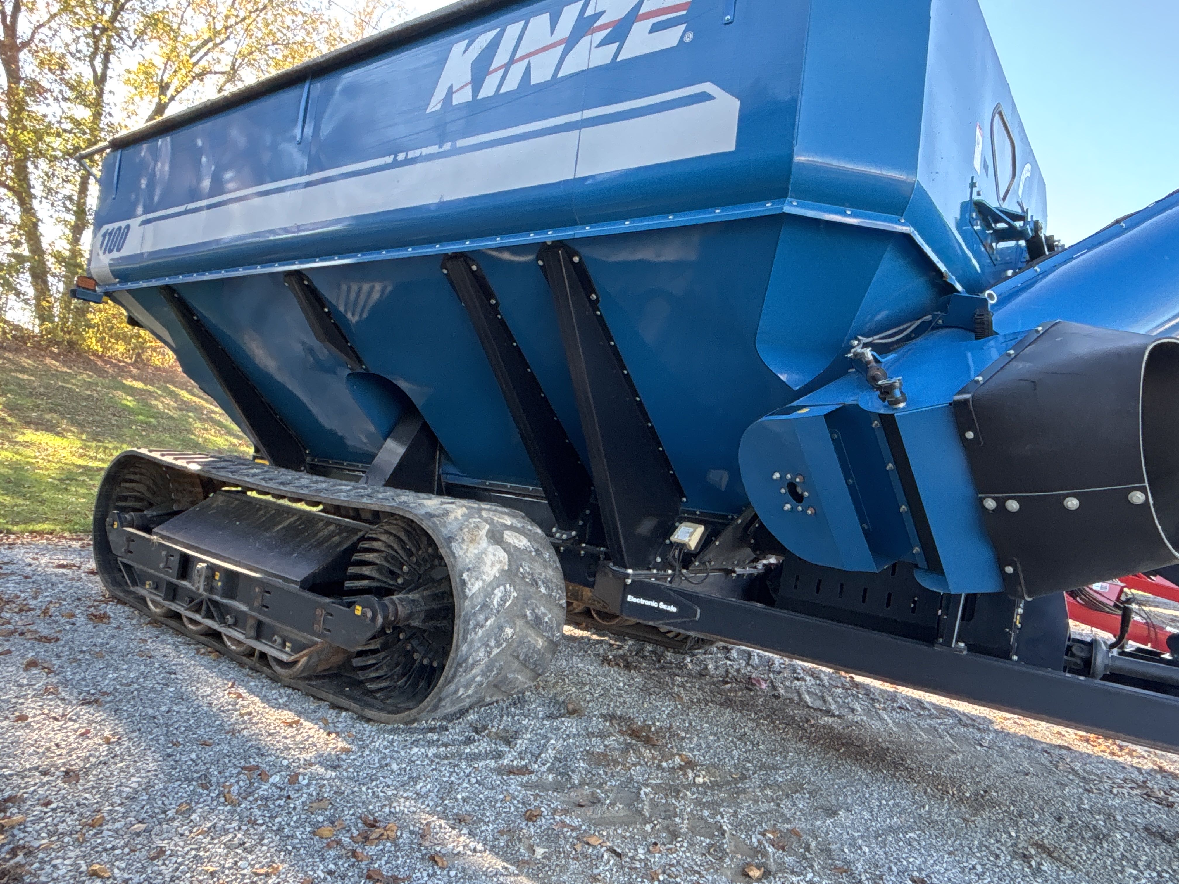 Image of Kinze 1100 equipment image 1